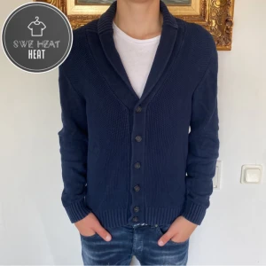 Stickad cardigan - Tja, säljer nu denna feta stickade cardigan i storlek M i fint skick! Hör av dig vid frågor eller funderingar!