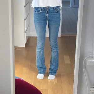 Slutsålda Zara jeans - Säljer dessa trendiga lågmidjade jeans från Zara! Passar någon som är runt 165-173. Rätt så långa i storleken. Har små defekter på en av fickorna på baksidan (se sista bilderna) men de är inget som stör/är knappt märkbart. 
