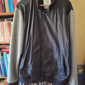 Skön Jack and Jones jacka - Xxl , fint skick. Använd men hel och ren.