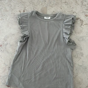 Volang ärmad top  - Använd två gånger sedan tröttnade jag på den, bra skick, bättre att någon som skulle använda den har den. Fin färg 🎨 