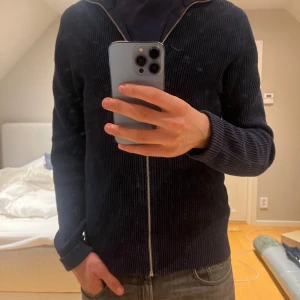 Cardigan - Säljer denna snygga Jack and Jones cardigan. Storlek XS men skulle säga att den passar S på grund av den är stretchig. Perfekt inför hösten😮‍💨. Snabb affär bättre pris🤝. Pris är inte fast kan diskuteras. Är ni intresserade är det bara att skriva🤩🤩
