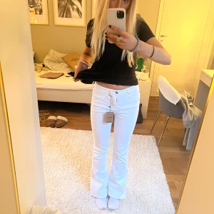Vita jeans - Intressekoll! Köpta från Sellpy, helt nya och nyskick, bootcut💞 köp via Plick!!