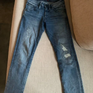 Jack and Jones jeans - Säljer nu dessa extremt snygga Jack and Jones jeans i storlek 27 wide och 30 längd. 