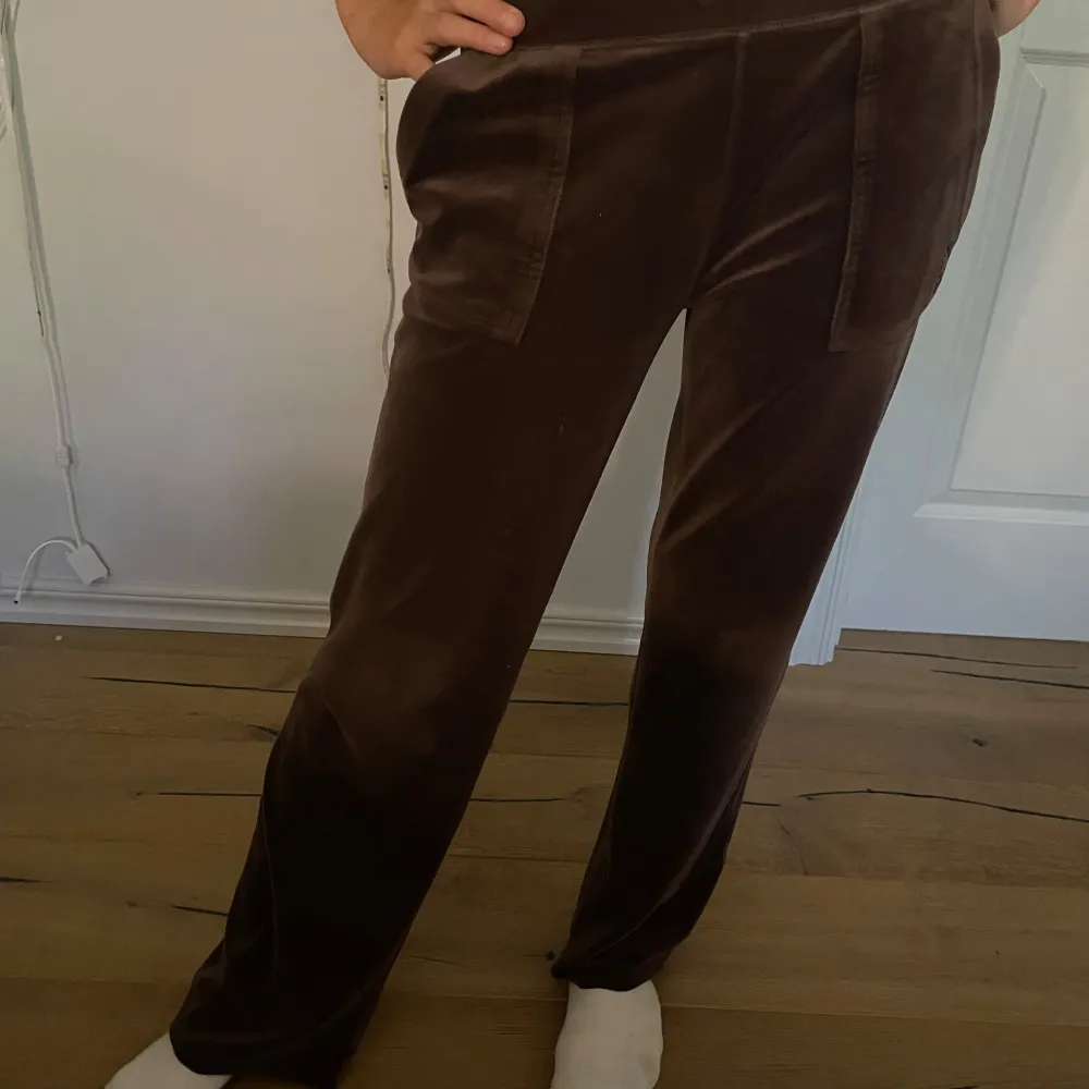 Snygga juicy byxor säljer pga att jag inte får användning av dem och jag har sprättat upp dem längst ner vid benen och klippt av typ 5 cm då dem var för långa, men det märks inte. Jeans & Byxor.