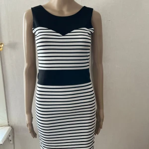 Randig kort tight klänning - Inget att anmärka på 