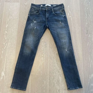 Replay Anbass jeans - Riktigt snygga replay jeans men snygg tvätt o slitningar🙌Denna modell är slutsåld nästan överallt.  Strl: 30   Nyskick, aldrig använda