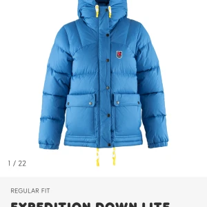 Fjällräven jacka Blå - En blå fjällräven jacka i storlek S väldigt fin och inte använd så mycket så ser ut som ny, skriv vid funderingar!🥰