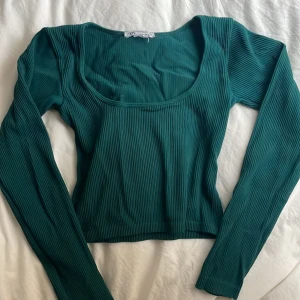 Säljer denna smaragdgröna långärmade crop-toppen! Jätte söt till sommaren. Köpt från ZARA, har inga defekter. Skriv om du har frågor!🩵💘 - Passar XS och S
