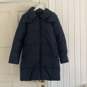 vinterjacka  - superfint vinterjacka som är lång i modellen, storlek 13-14 eller 158-164, vilket jag skulle säga passar både xs-s. den är knappt använd och i mycket fint skick, priset går att sänka vid snabb affär! 💕💕