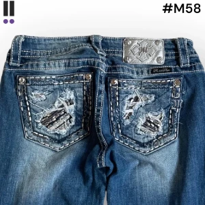 Bootcut miss me jeans  - Super snygga low waist miss me jeans som är Bootcut, säljer för de är lite stora på mig 💕 de är lite slitna där nere och hålet vid knät har blivit lite större men fråga bara om bilder på de ifall du vill se och mått ! 😊