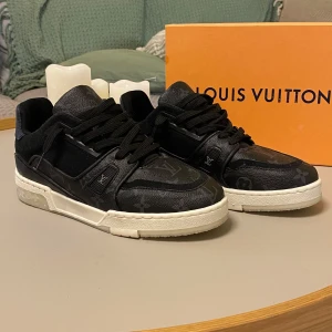 Louis vuitton trainers - Riktigt fräna schyssta LV skor, perfekta till höster/vintern, sitter as skönt vid fötterna.  Byten mot andra feta skor kan vara intressant!
