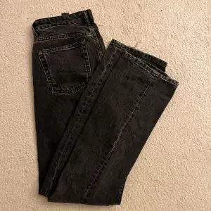 Jeans från zara och bara slitna vid hälarna. 