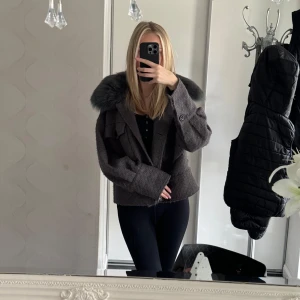 Meotine jacka - Meotine jacka , använd med fortfarande fint skick 🩶