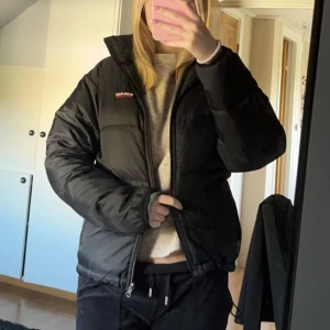 8848 Vinterjacka - Super skön  och varm pufferjacka från märket 8848❤️ Säljs då den har blivit för liten för mig. Går inte att köpa på sidan längre! Storlek 38 men passar nog 36 bättre💞