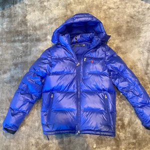 Polo Ralph Lauren jacka - Tjena, detta är en jacka som är perfekt till hösten/vintern. Den är extremt snygg och är en väldigt varm jacka. Den är 9,5/10 i skick. Säljer pga att den börjar bli för liten. Den är storlek S. Om du har några frågor så är det bara att fråga på.🙌🏼