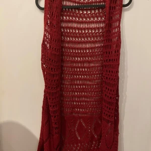 Röd stickat - Bra kvalité och användes bara några gånger.