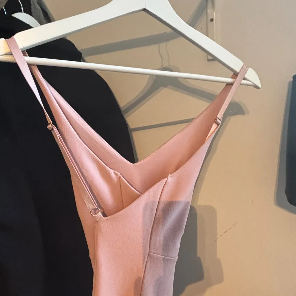 Super fin rosa balklänning från Bubbleroom i storlek Xs. Klänningen har en korsad rygg och dragkedja där bak.💗👗. Mekot.