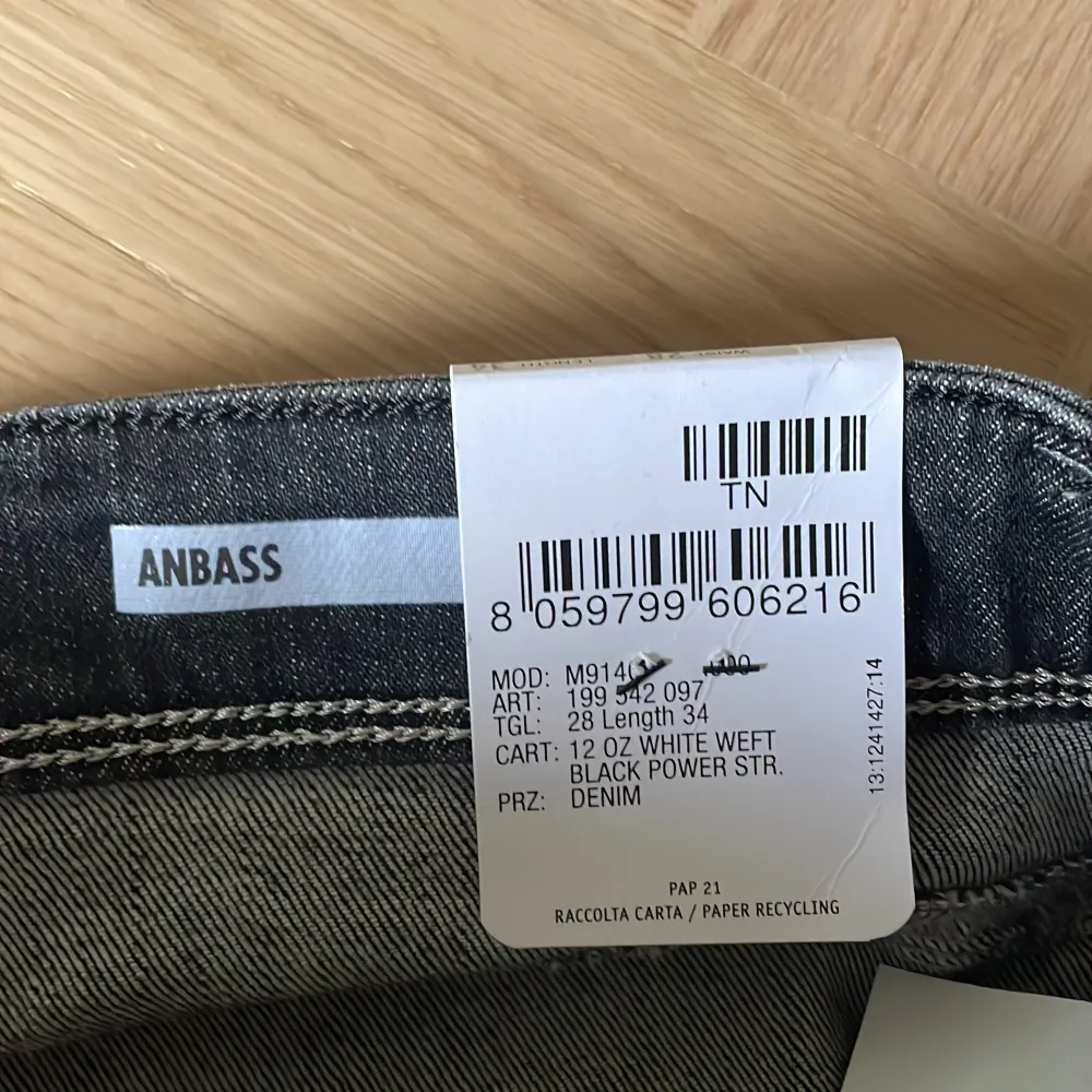 Helt nya replay anbass med tags kvar.  Kan gå ner i pris vid snabb affär Skicka dm för fler bilder eller frågor. Jeans & Byxor.