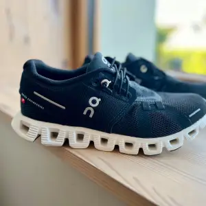 ON CLOUD 5 Sneakers. Svarta, Storlek 36.  Endast provade, inte använda. Mycket fint skick!  (Nypris 1700 kr)  Kommer från ett djur- och rökfritt