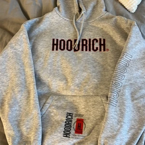 Hoodritch  - Min hoodritch kommer aldrig till användning det är därför jag har valt att sälja den💓den är i jätte bra skick, skriv privat för frågor och bilder 