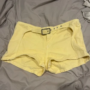 Lågmidjade shorts  - Supersnygga shorts från mango! Knappt använda😍💕