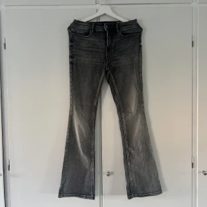 Flare jeans från vero moda - Nyskick, använt kanske 1/2 gånger. Detta är modellen VMFLASH Flared jeans och är ett par stretchiga jeans, midwaist. Orginalpriset är 499kr. Priset går alltid att diskutera💕