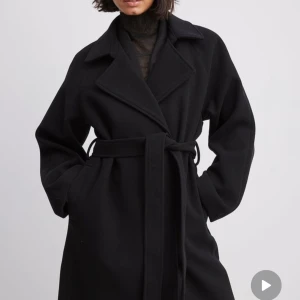 Svart Kappa - Svart kappa från Nakd, köpt förra året. Använd 2 gånger så inprincip ny. Nyrpis 999kr. Säljer billigt för 450kr pga flytt