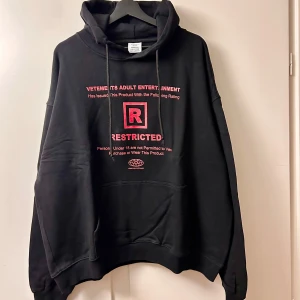 Vetements 18+  Restricted  - Som ny, inga hål, inget fel.  Kondition 9,5/10