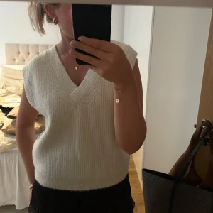 Stickad väst - Stickad väst från Pieces, näst intill oanvänd!! Storlek S. Krämvit