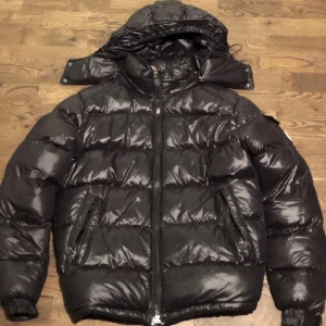 Moncler jacka - Intressekoll (är därav inte säker på att sälja den). Billigt pga äkthetsbevis saknas (vet inte om den är äkta då den är köpt SH), kvitto saknas, många som har budat, högsta pris hitills är 2300👊🏼 säljer endast vid bra pris, ställ frågor o buda!!❤️‍🔥