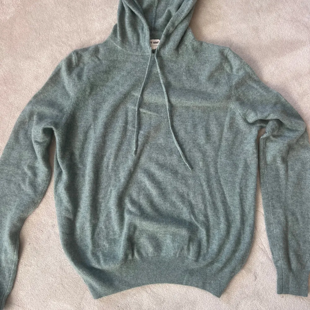 Så fin kashmir hoodie från soft goat i jätte bra skick som ej finns kvar i denna färg. Nypris: 3695kr❤️. Hoodies.