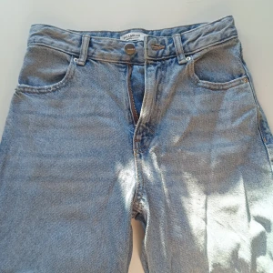 Ljusa jeans från Pull&Bear - Säljer ett par ljusa jeans från Pull&Bear. De har en avslappnad och baggy stil med fransiga kanter längst ner. Perfekta för en casual look! De är i bra skick och redo för en ny ägare.