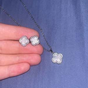 Van Cleef  - Smycke sett Nypris 500kr, mitt pris 250kr.