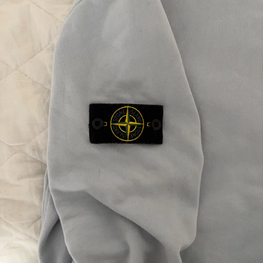 Hej säljer nu min snygga stone Island tröja. Andvänd fåtal gånger. Den är i jätte bra skick. Nypris 3000. Skriv gärna om ni har frågor mvh: Lias⭐️⭐️. Hoodies.