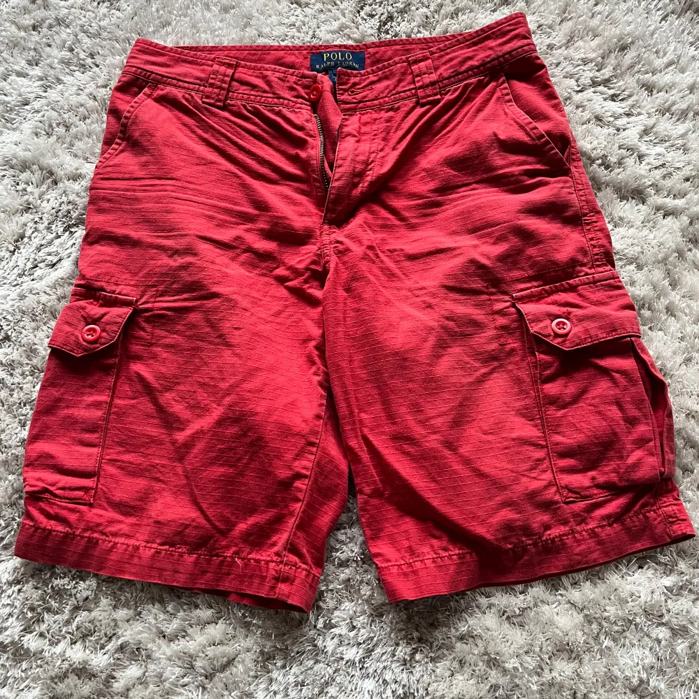 Säljer ett par snygga röda shorts från Polo Ralph Lauren. Det är en skön design som är riktigt snygga🤩Shorts i ett bra skick som knappt är använda!! Priset går att förhandla🔥. Shorts.