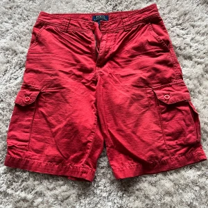 Röda shorts från Polo Ralph Lauren - Säljer ett par snygga röda shorts från Polo Ralph Lauren. Det är en skön design som är riktigt snygga🤩Shorts i ett bra skick som knappt är använda!! Priset går att förhandla🔥