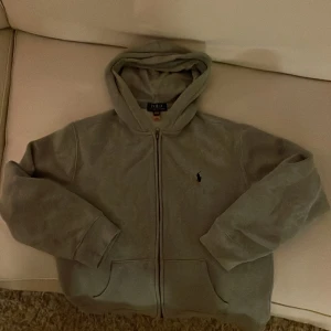 Ralph lauren hoodie - Säljer min brors hoodie- säljer för att den är för liten-storlek xs ~  kortare än 160 cm bör man vara. Hör av dig vid funderingar!!
