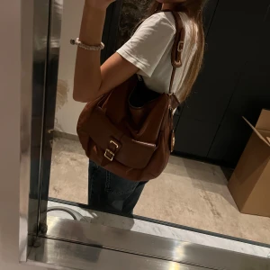 Ralph lauren väska  - Jättefin och bra till skolan, aldrig använd. Från Ralph lauren 