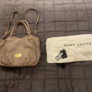 Hejsa! Säljer nu en jättefin beige Marc jacobs väska som inte kommer till användning. Dust bag och original prislappen följer med. Hör gärna av er vid frågor eller funderingar