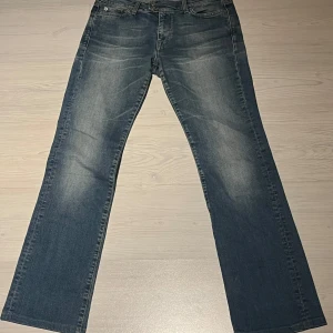 Blå jeans från Crocker - Snygga blå jeans från crocker. Dekorativ söm på bakfickorna. Byxorna är lite för korta för mig som är 166cm. Byxorna är low waist.