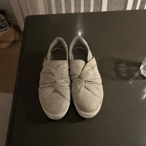 Grå sneakers med knytdetalj - Snygga grå sneakers med en snygg detalj i stolek 38🤩