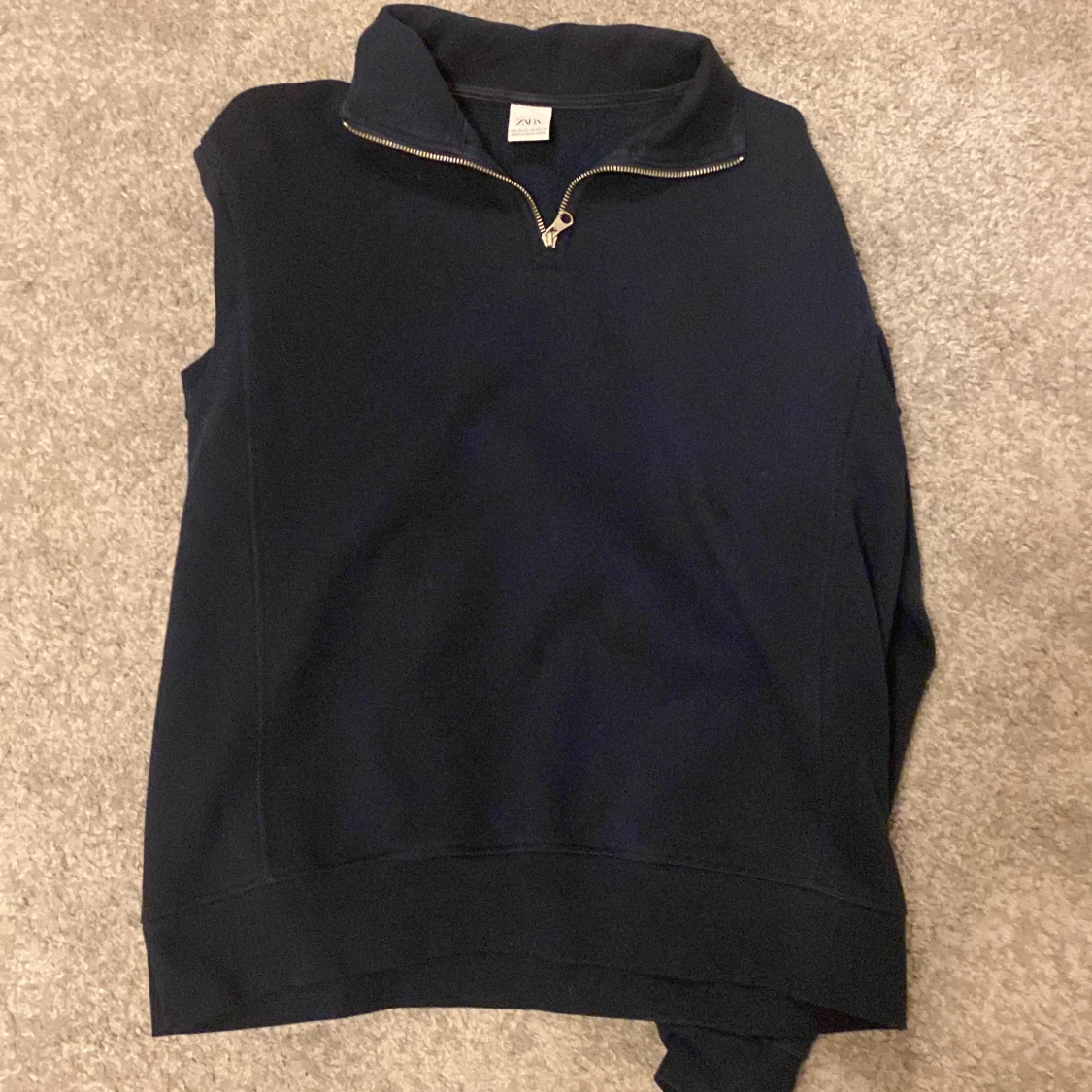 Mörkblå tröja med dragkedja från Zara