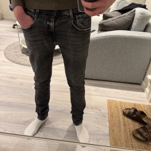Svartgråa Replay Anbass - Snygga svarta jeans från Replay med slim passform. Anbass modell som är runt ett år gamla, ej använda jättemycket. Köpta för 1600. Ej några defekter (182,64KG)