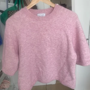 Rosa stickad tröja från & Other Stories - Fint skick, endast använd 2 tillfällen💕 strl XS men oversize så passar även mig som bär S