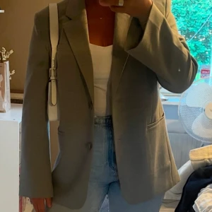 Grå kavaj - Grå randig kavaj från Gina, sparsamt använd