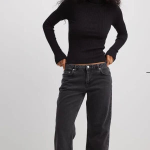 Svarta lågmidjade jeans - Svart, grå lågmidjade jeans från nakd. Använd ett fåtal gånger och inga tecken på defekter. Pris kan eventuellt diskuteras.