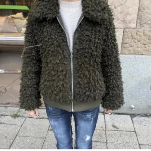 Grön teddyjacka - Såå cool och mysig teddyjacka med dragkedja framtill. Hör av dig om du har frågor💕