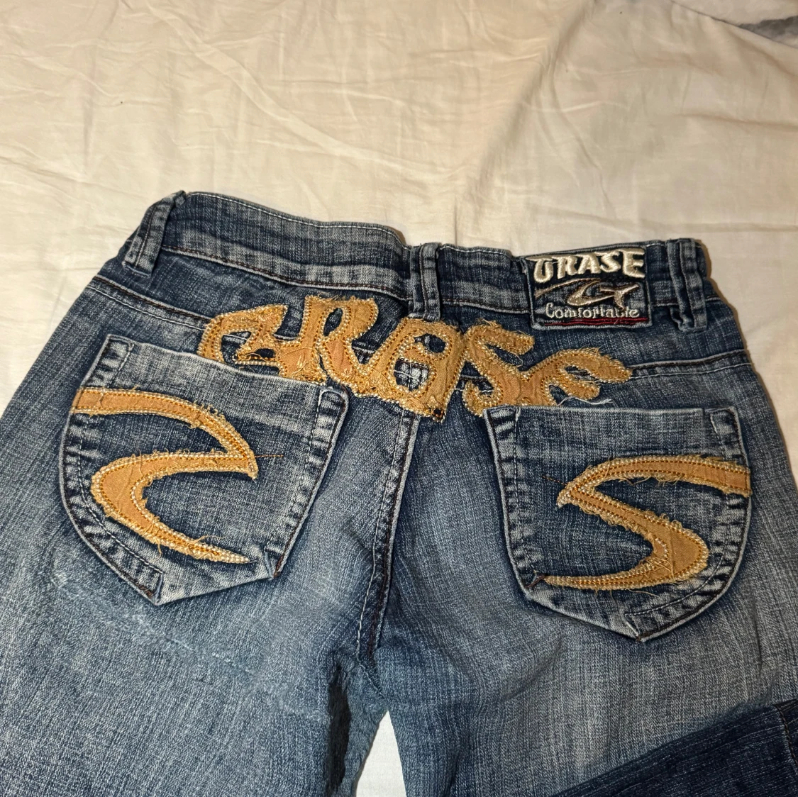 Blå jeans med broderade detaljer - 90