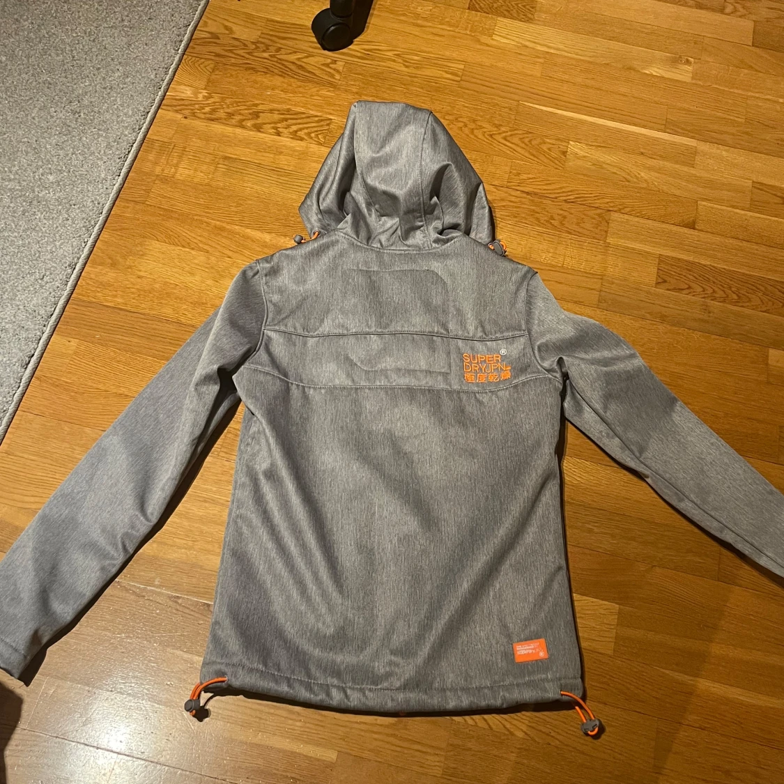Grå vindjacka från Superdry - 90