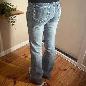 Ljusblåa flare jeans - Helt nya ljusblåa flare jeans med fina detaljer💘Midjemått:32cm Innerbenslängd:86cm💗          Köpta för 700kr💗Skriv om du har någon fråga💕